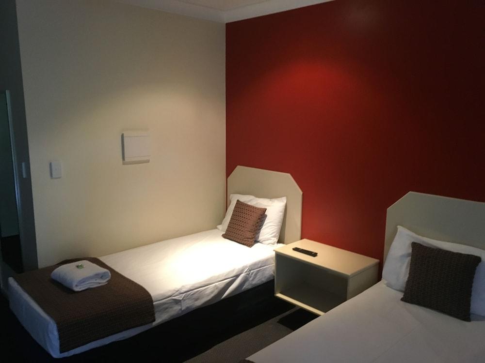 Bluewater Harbour Motel Боуэн Экстерьер фото